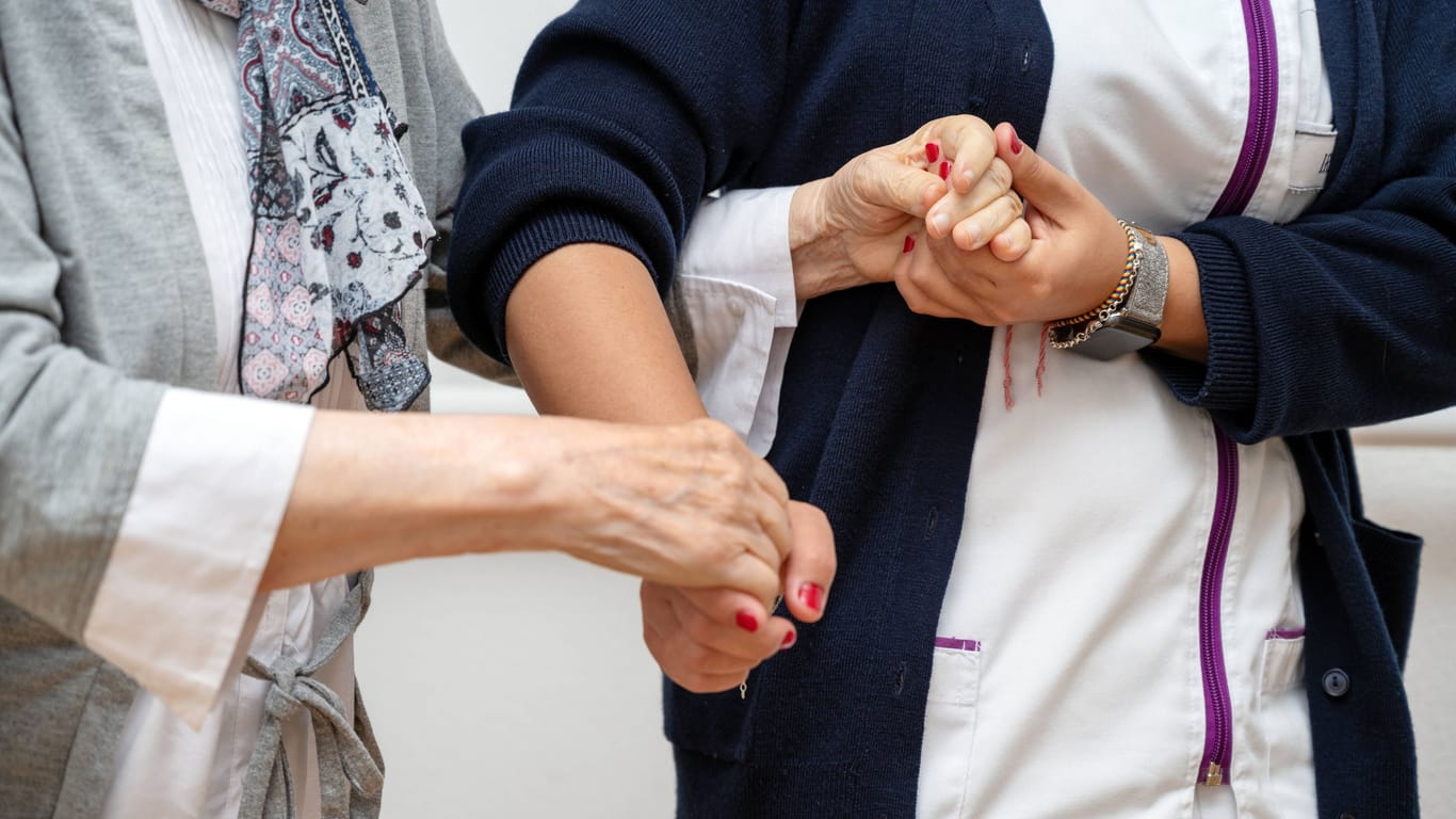 Eine Krankenschwester hilft einer älteren Frau im Krankenhaus (Symbolbild): Die Kliniken ringen mit dem Fachkräftemangel.