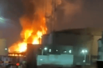 Flammen im Ostseehafen: Der Brand kann nur schwer gestoppt werden.