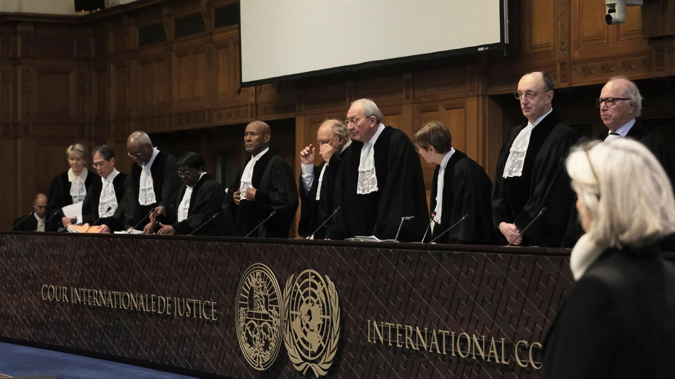 Aharon Barak (M,r) und Dikgang Ernest Moseneke (M,l) führen den Vorsitz bei der Eröffnung der Anhörungen am Internationalen Gerichtshof: Vor dem Internationalen Gerichtshof hat die Anhörung begonnen.