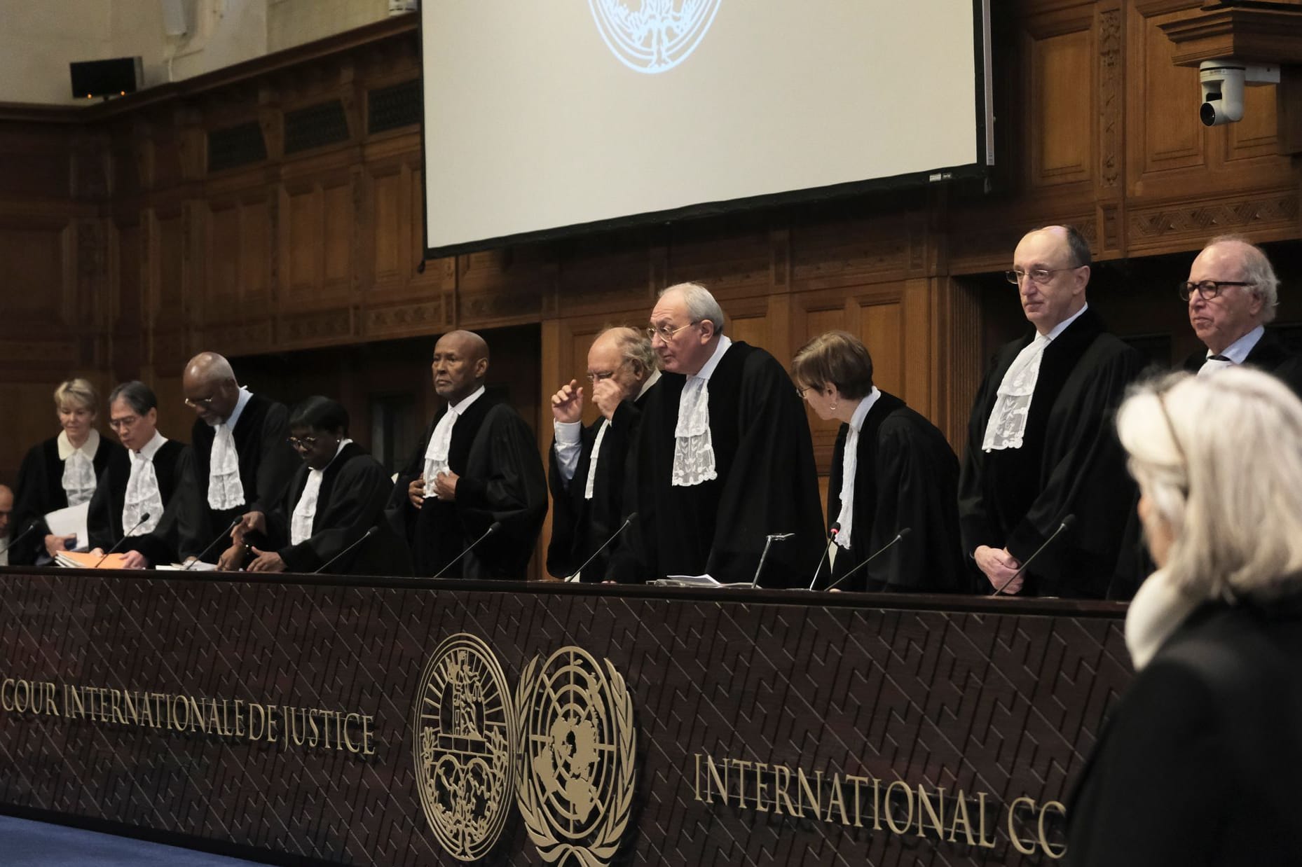 Aharon Barak (M,r) und Dikgang Ernest Moseneke (M,l) führen den Vorsitz bei der Eröffnung der Anhörungen am Internationalen Gerichtshof: Vor dem Internationalen Gerichtshof hat die Anhörung begonnen.