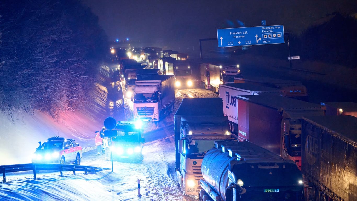 Auf der Autobahn A3 hat sich aufgrund starken Schneefalls bei Neustadt/Wied in beiden Fahrtrichtungen ein langer Stau gebildet.