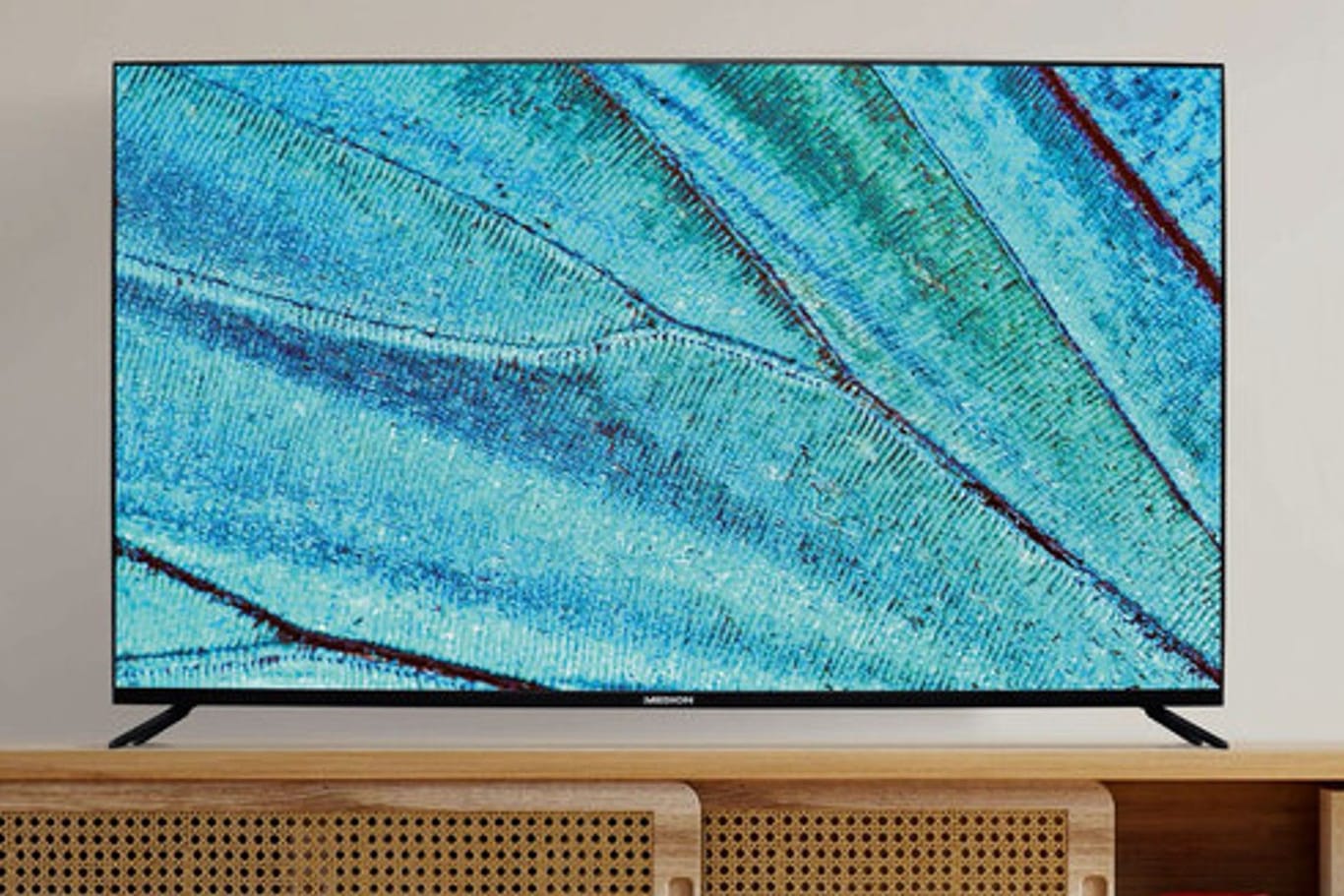 Der Fernseher mit 55 Zoll Diagonale besitzt einen integrierten Triple-Tuner für das TV-Programm.