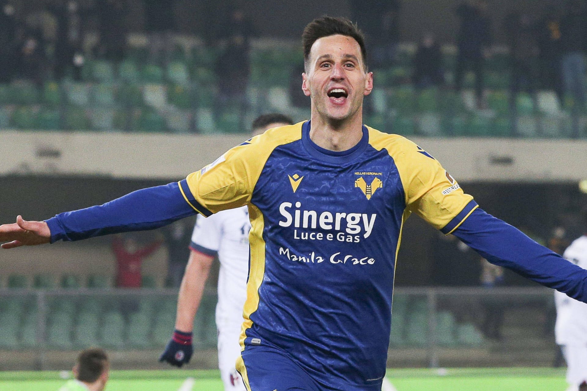 Nikola Kalinić im Trikot von Hellas Verona.