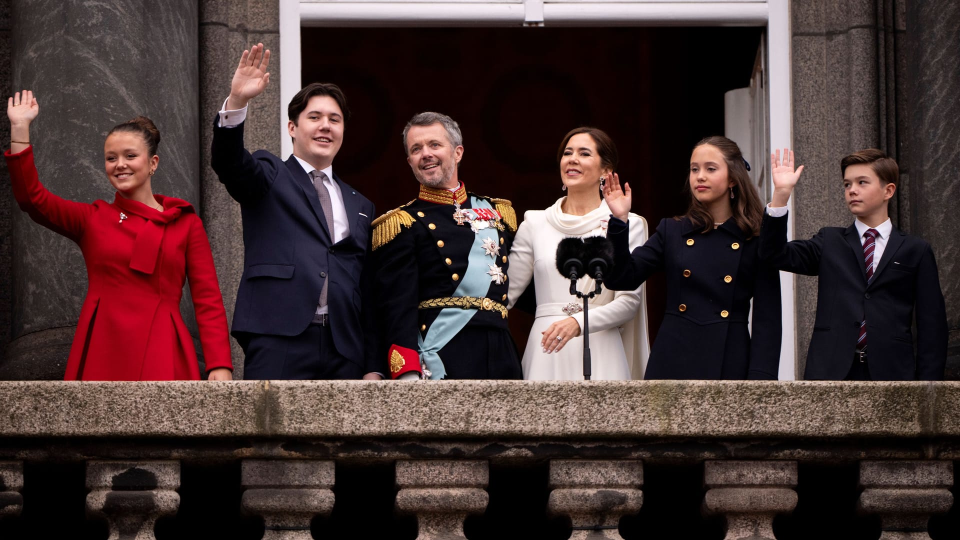 Frederik und Mary am Tag des Thronwechsels mit ihren vier gemeinsamen Kindern.