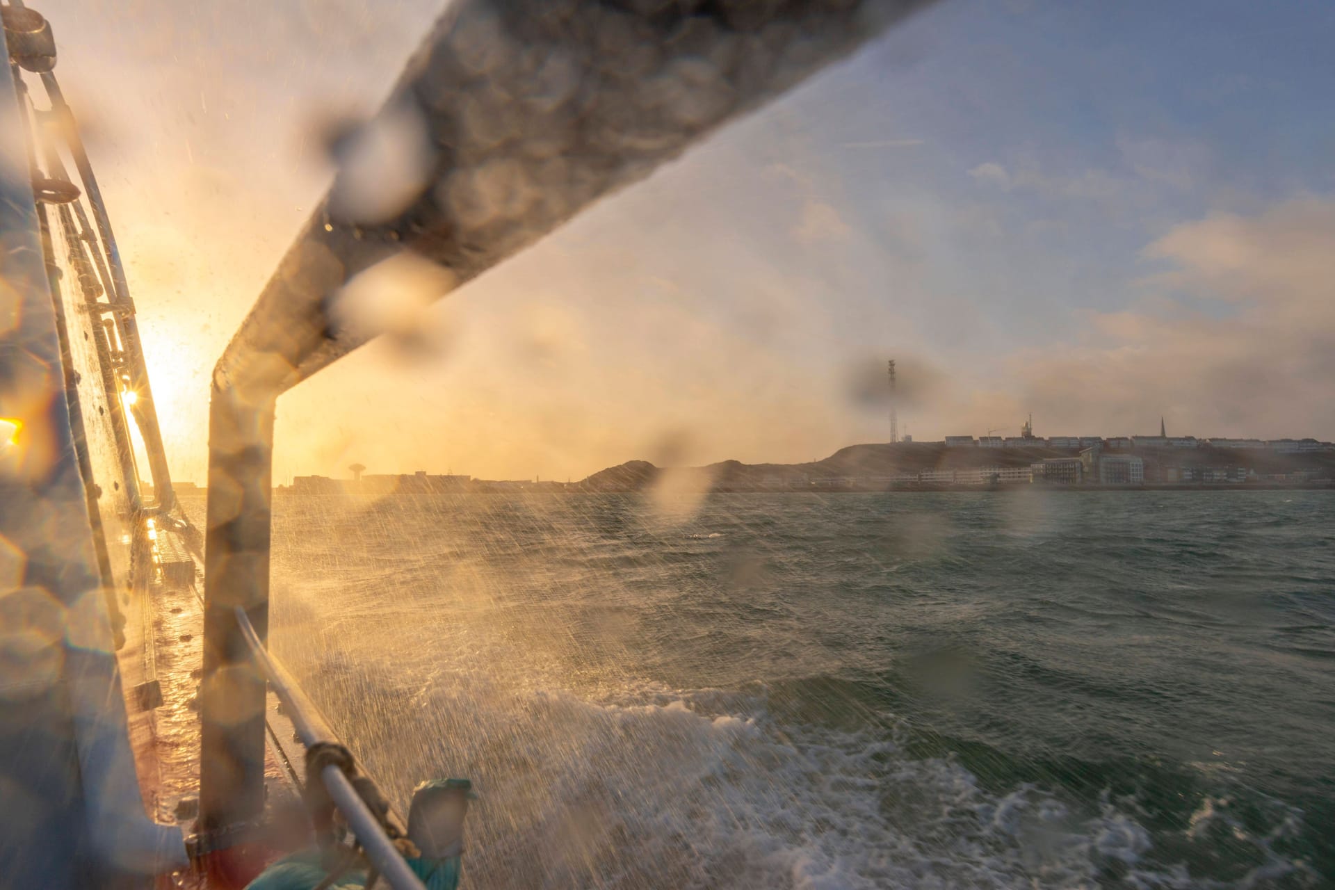 Die Dünenfähre fährt bei stürmischem Wetter (Symbolbild): Die Bewohner der Insel Helgoland waren von der Außenwelt abgeschnitten.