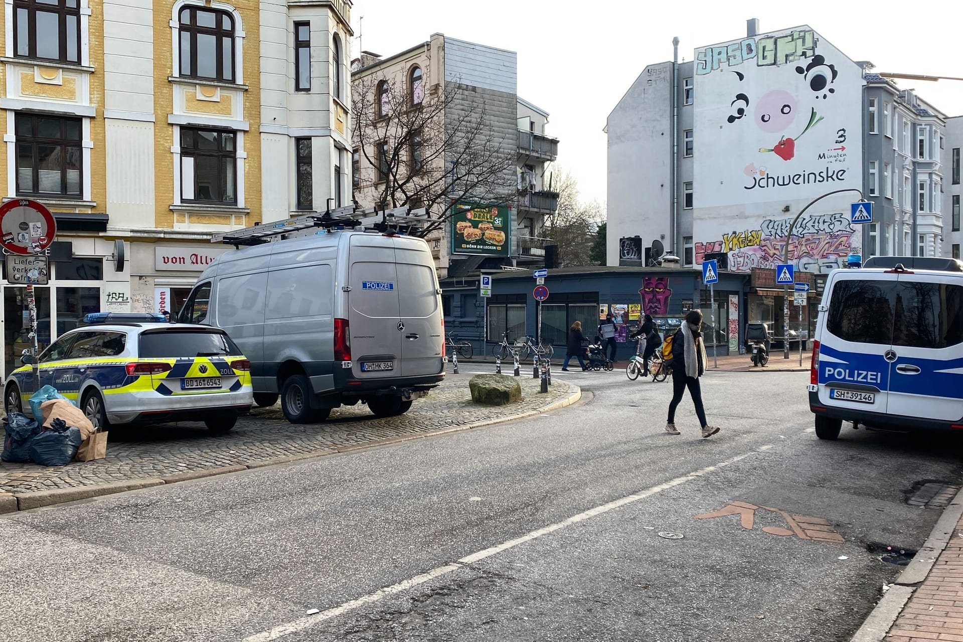 Einsatzfahrzeuge von Zoll und Polizei in Hamburg: Insgesamt sollen elf Objekte durchsucht worden sein.