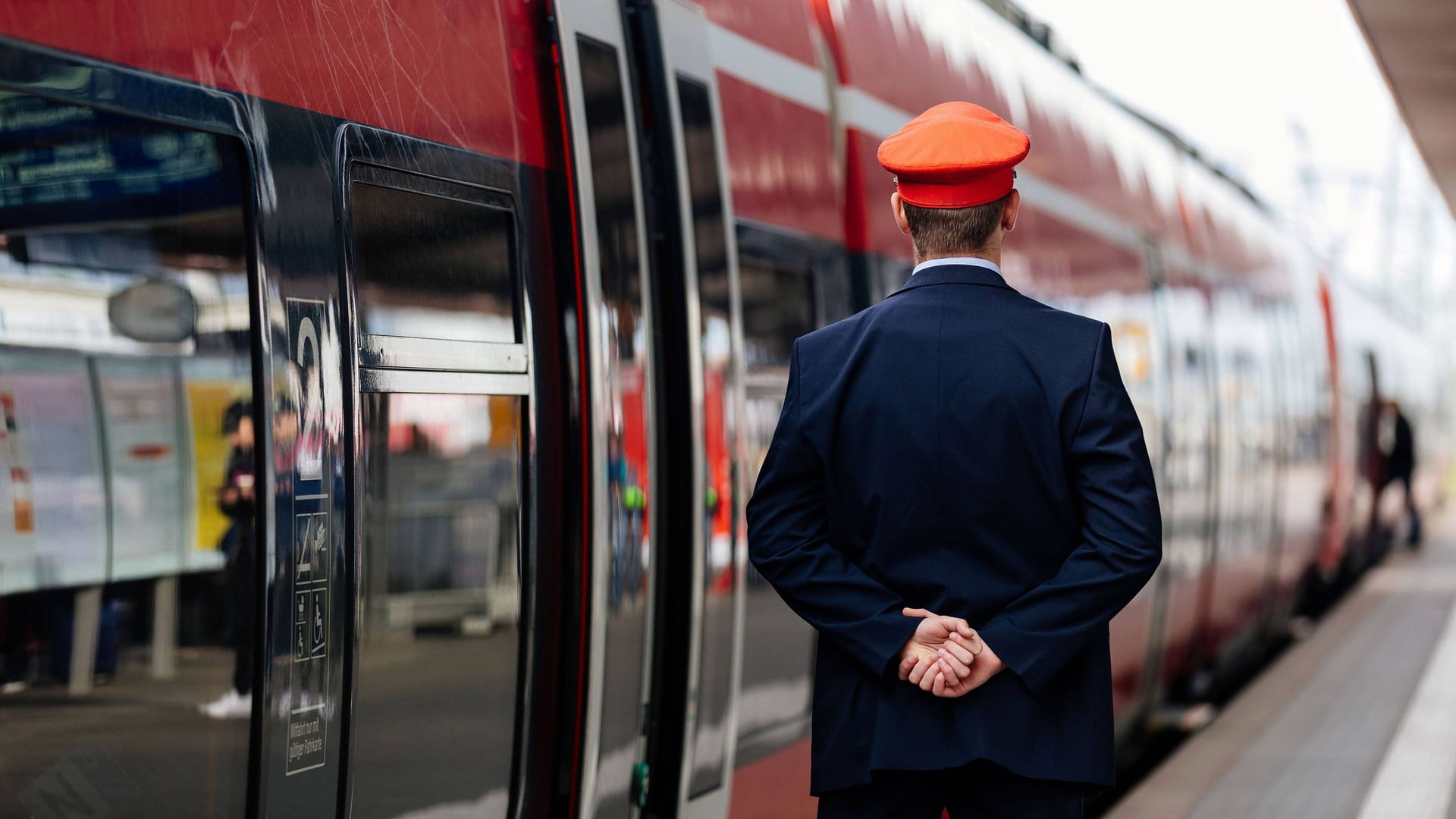 Schaffner am Bahngleis (Symbolbild): Die Bahn hat im Tarifstreit mit der Lokführergewerkschaft GDL ein neues Angebot vorgelegt.