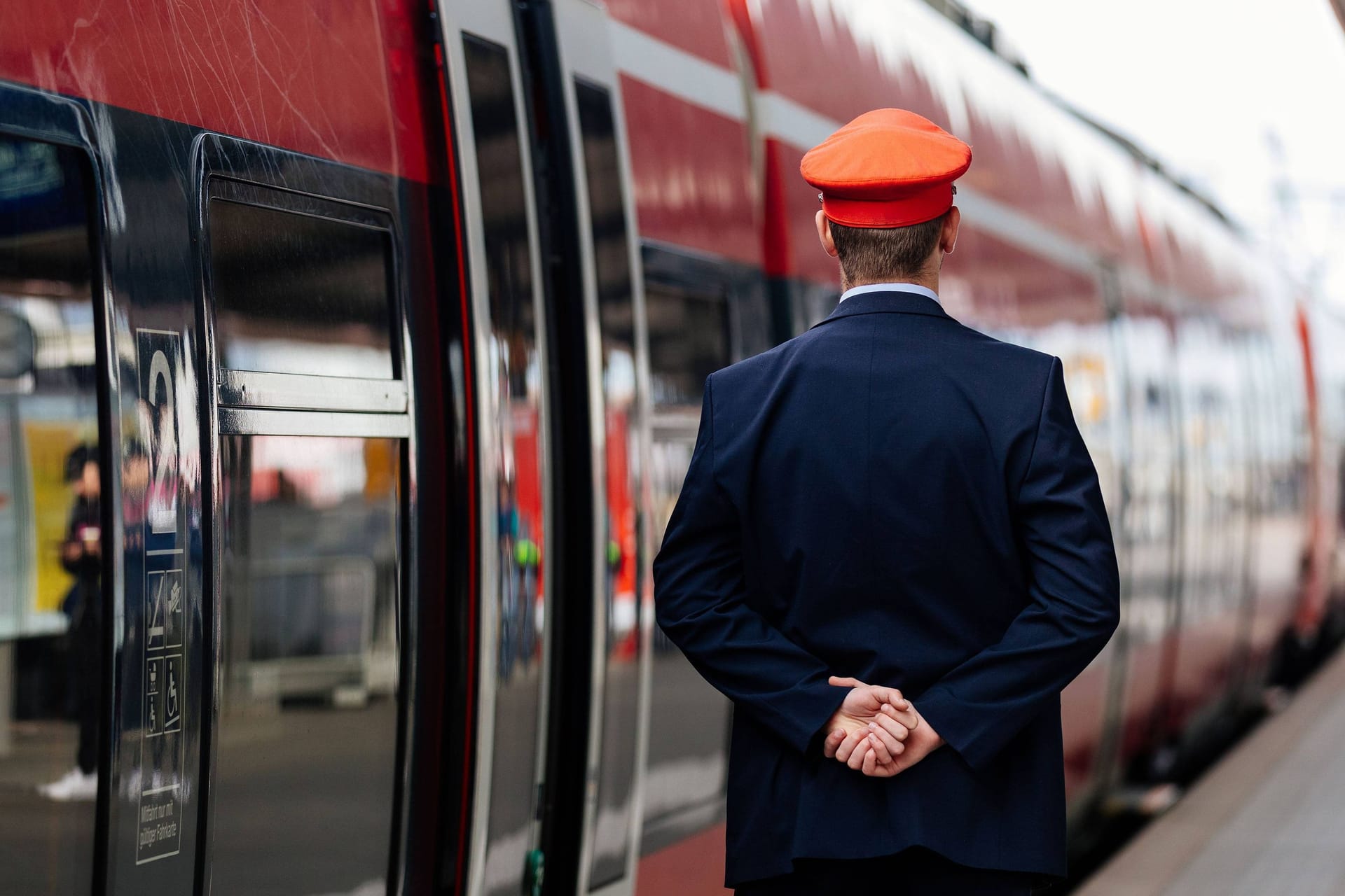 Schaffner am Bahngleis (Symbolbild): Die Bahn hat im Tarifstreit mit der Lokführergewerkschaft GDL ein neues Angebot vorgelegt.