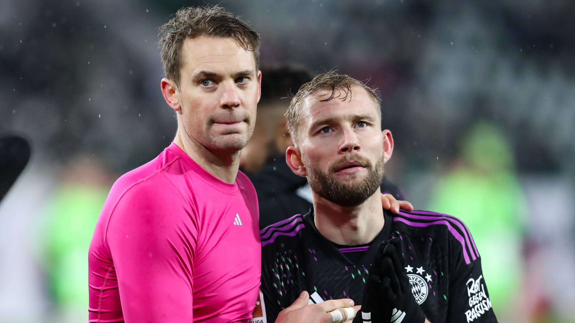 Manuel Neuer und Konrad Laimer (r.): Die Profis haben das Training wieder aufgenommen.