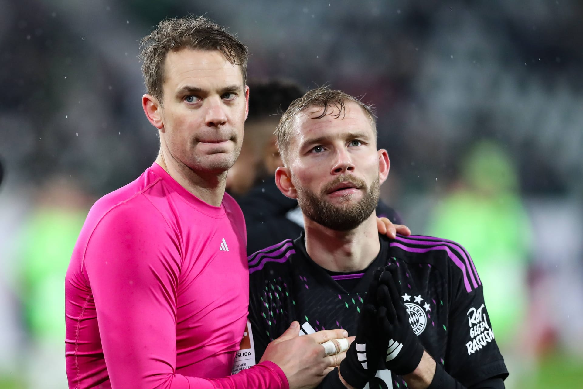 Manuel Neuer und Konrad Laimer (r.): Die Profis haben das Training wieder aufgenommen.