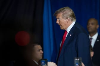 Donald Trump bei einem Wahlkampfauftritt in New Hampshire: Offenbar verwechselte der ehemalige US-Präsident seine Konkurrentin Nikki Haley mit Nancy Pelosi.