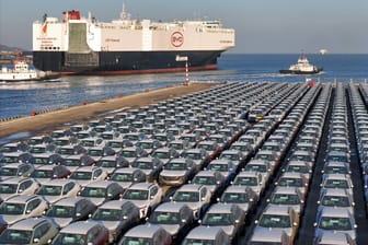 Autos des chinesischen Herstellers BYD an einem Hafen: China ist nun größter Autoexporteur.