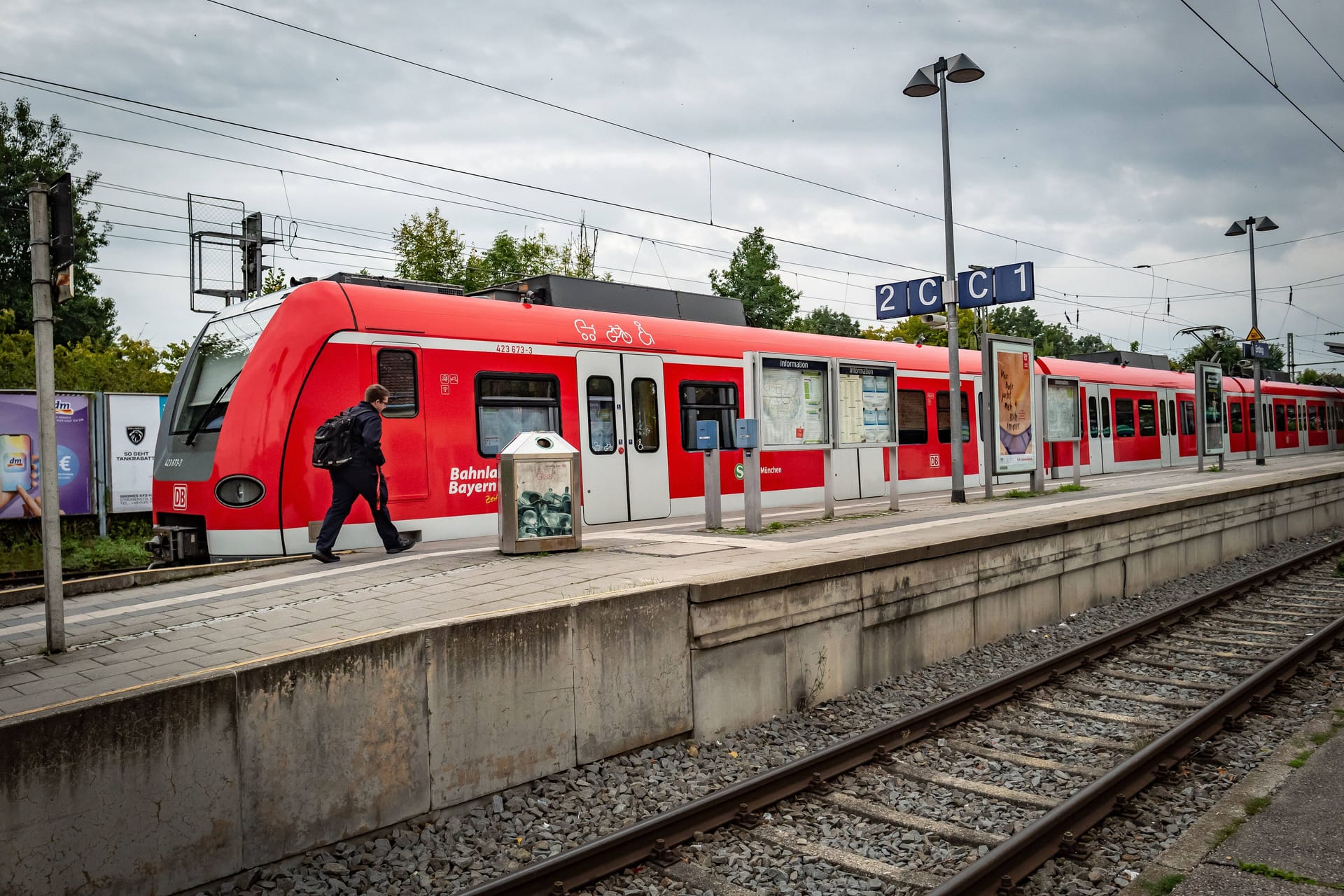 Eine S-Bahn steht a, Haltepunkt in Erding (Archivbild): Hier stoppte die Polizei den Mann.