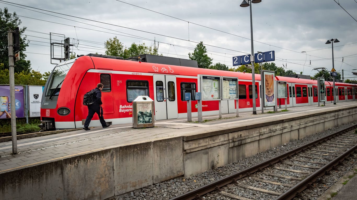 Eine S-Bahn steht a, Haltepunkt in Erding (Archivbild): Hier stoppte die Polizei den Mann.