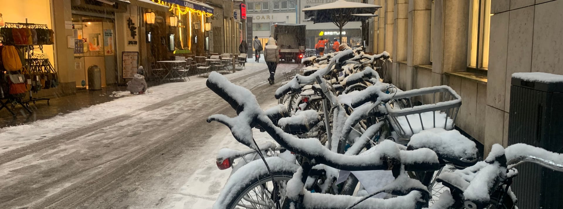 Schneebedeckte Fahrräder in der Innenstadt sind heute keine Seltenheit.