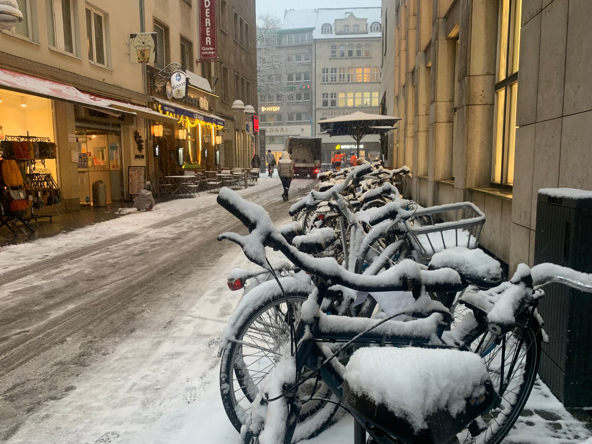 Schneebedeckte Fahrräder in der Innenstadt sind heute keine Seltenheit.