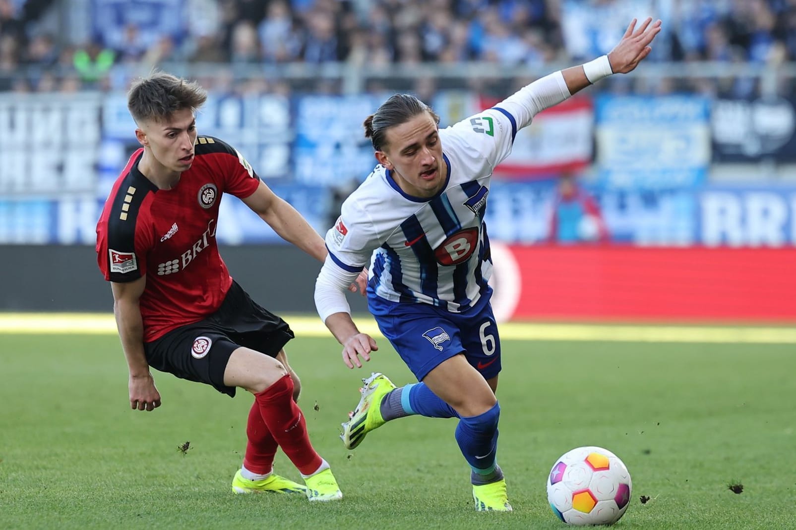 Michał Karbownik (r.) verlor mit Hertha BSC unerwartet in Wiesbaden.