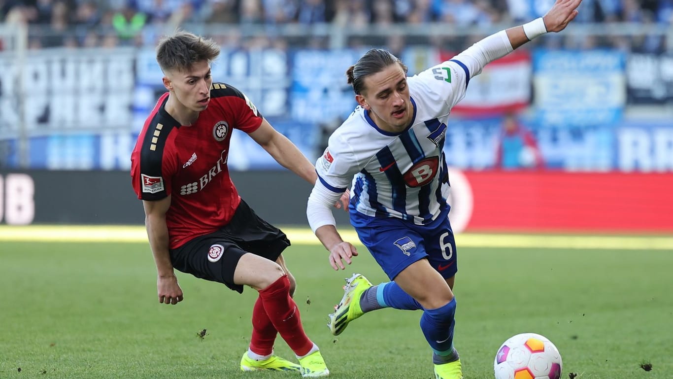 Michał Karbownik (r.) verlor mit Hertha BSC unerwartet in Wiesbaden.