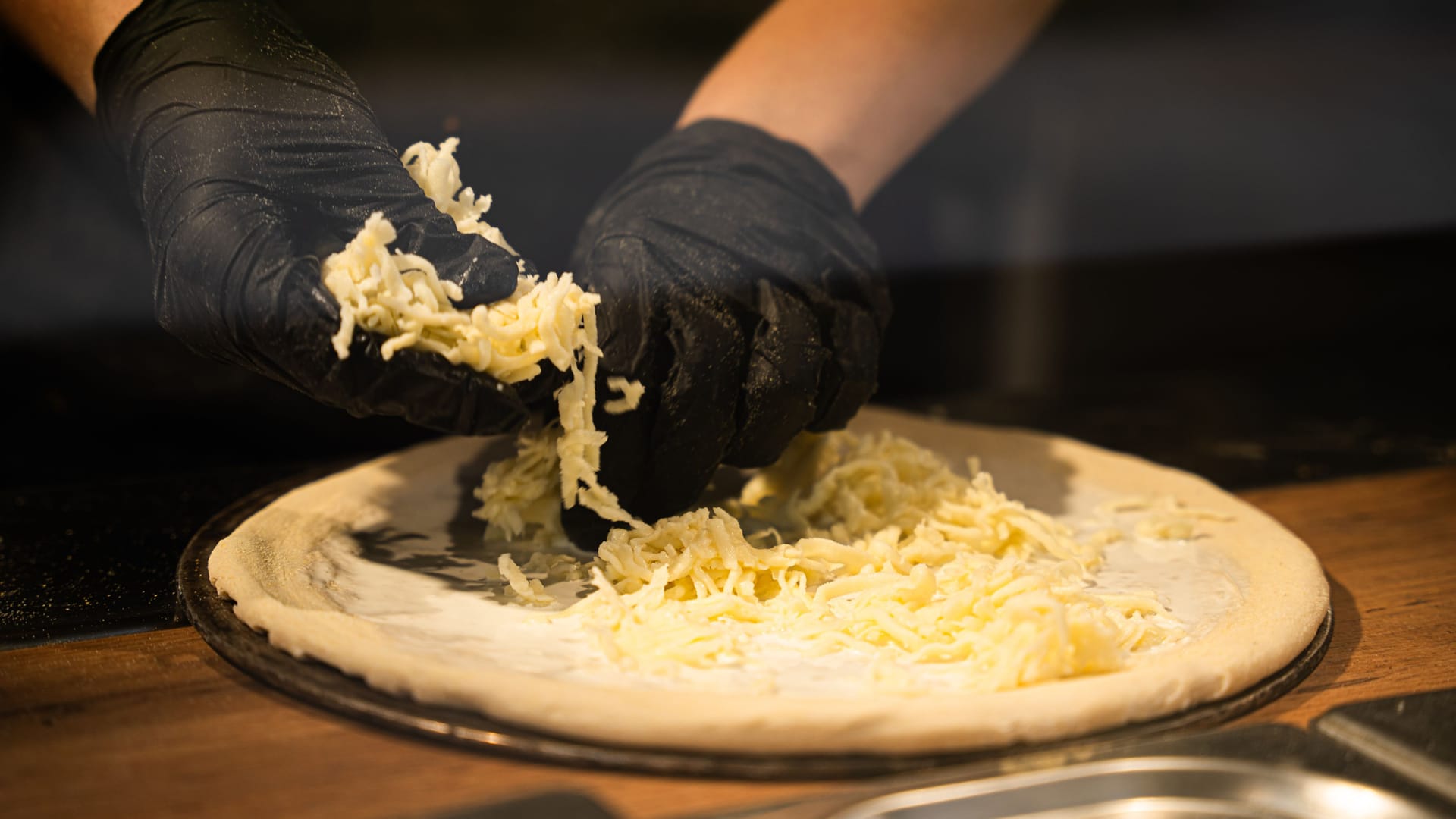 Käse auf Pizza (Symbolbild): In Italien wehrt sich ein Restaurant gegen Hass auf Homosexuelle.