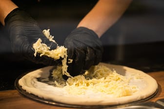 Käse auf Pizza (Symbolbild): In Italien wehrt sich ein Restaurant gegen Hass auf Homosexuelle.