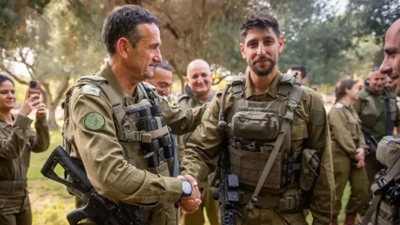 Für Israel im Gazastreifen: Der Schauspieler Idan Amedi (r.) mit dem israelischen Generalstabschef Herzi Halevi.