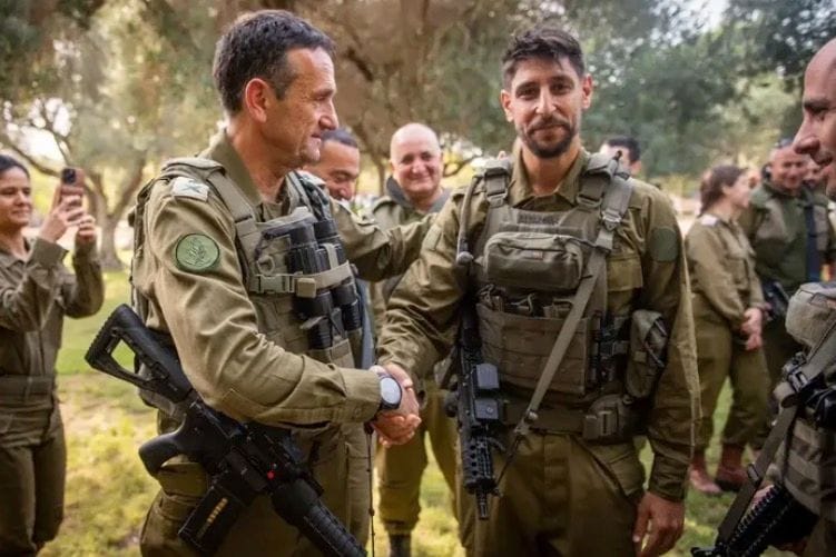 Für Israel im Gazastreifen: Der Schauspieler Idan Amedi (r.) mit dem israelischen Generalstabschef Herzi Halevi.