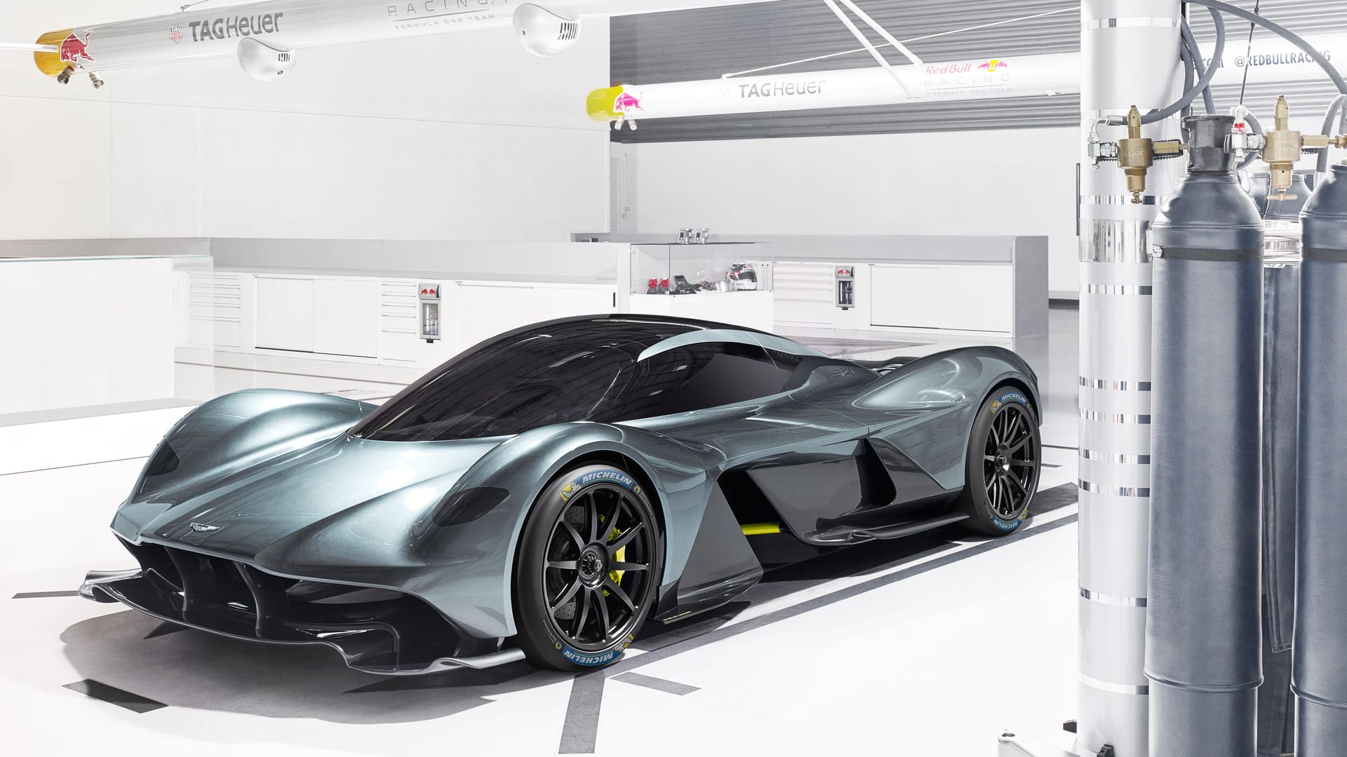 Aston Martin Valkyrie: Der extreme Sportwagen darf sogar auf der Straße fahren – im Gegensatz zum Red Bull RB17.