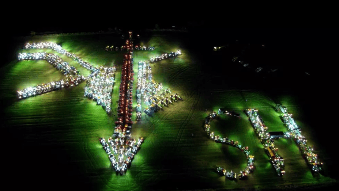 Landwirte stellen 2020 die Fahne der Landvolkbewegung in Ostfriesland nach (Archivbild): Damals gab es eine große Debatte um die Verwendung rechter Symbolik.