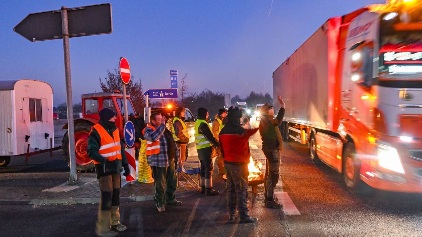 Brandenburg, Jacobsdorf: Landwirte blockieren am frühen Morgen mit ihren Fahrzeugen die Auffahrt auf die Autobahn A12 in Richtung Berlin.