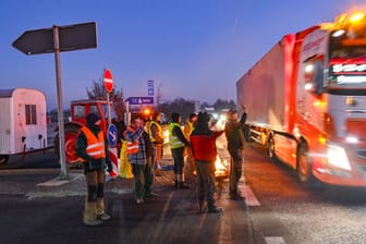 Brandenburg, Jacobsdorf: Landwirte blockieren am frühen Morgen mit ihren Fahrzeugen die Auffahrt auf die Autobahn A12 in Richtung Berlin.