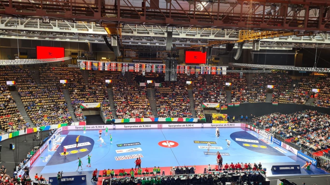 Während des zweiten Spiels zwischen Ungarn und Montenegro blieben etliche Plätze der isländischen Fans leer.