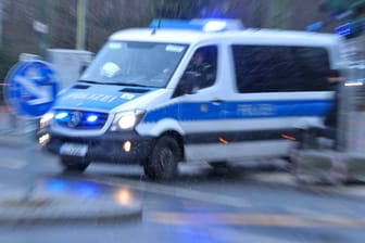 Einsatzkräfte der Polizei in Berlin (Archivbild): Zwei Beamte sind bei einem Unfall auf einer Verfolgungsjagd verletzt worden.