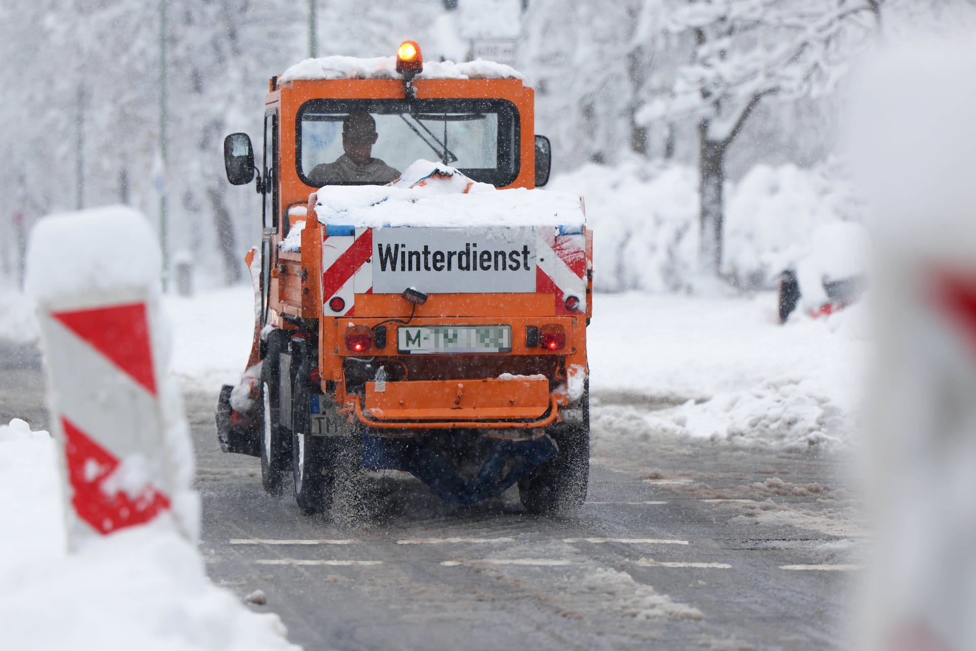 Ein Fahrzeug des Winterdienstes ist in München unterwegs (Archivbild).