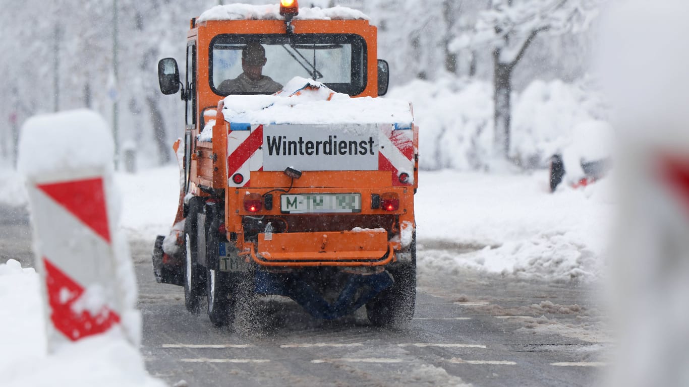 Ein Fahrzeug des Winterdienstes ist in München unterwegs (Archivbild).