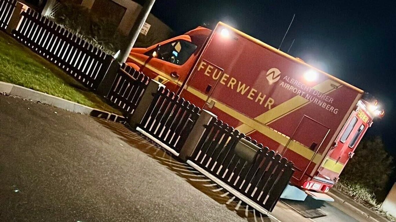 Der Rettungswagen des Flughafens außerhalb vom Airport: In der Silvesternacht war der sogar in Gostenhof und der Innenstadt unterwegs.