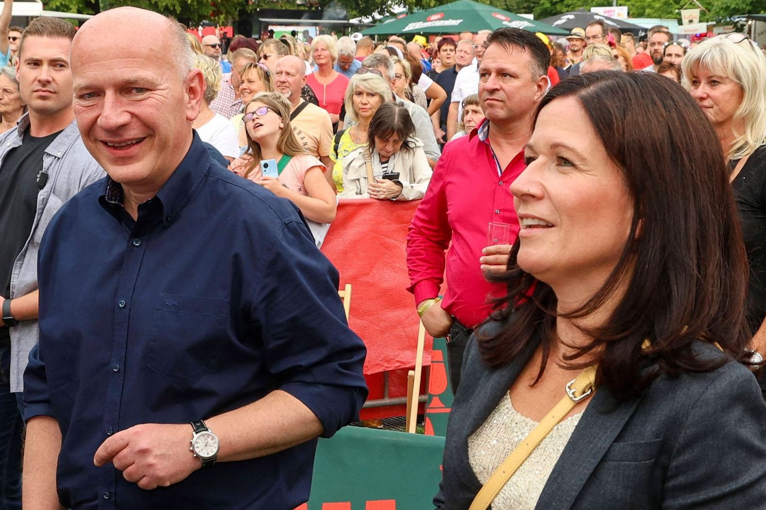 Kai Wegner und Katharina Günther-Wünsch beim "Schlagerhammer 2023" im Schlosspark Oranienburg (Archivfoto): Die beiden sind bereits seit Monaten ein Paar.