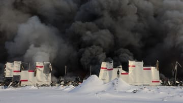 An dem in Brand geratenen Lager in St. Petersburg soll ein Schaden im Wert von 210 Millionen Euro entstanden sein.
