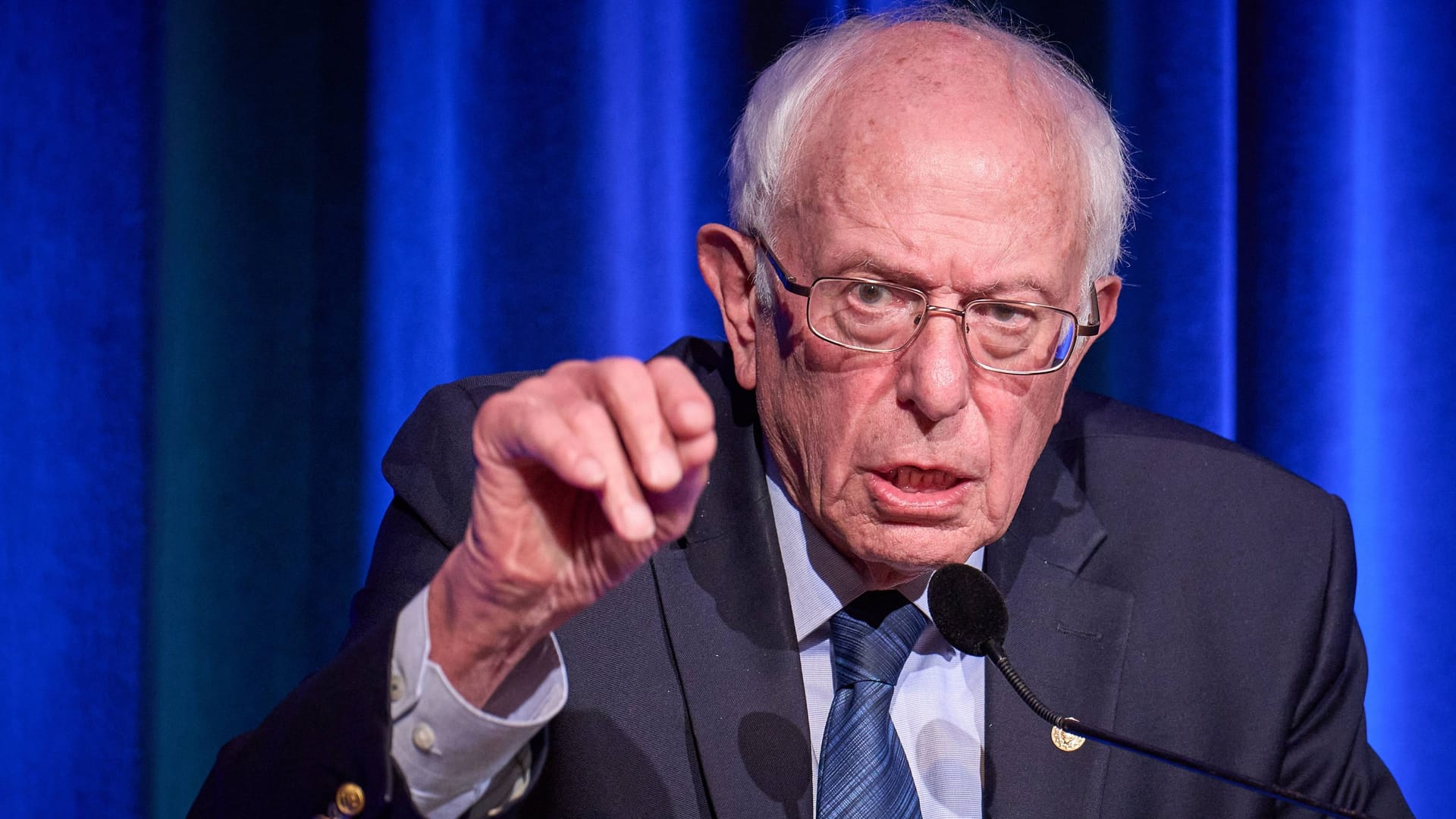 Der amerikanische Senator Bernie Sanders bei einer Rede in Amsterdam letztes Jahr (Archivbild).