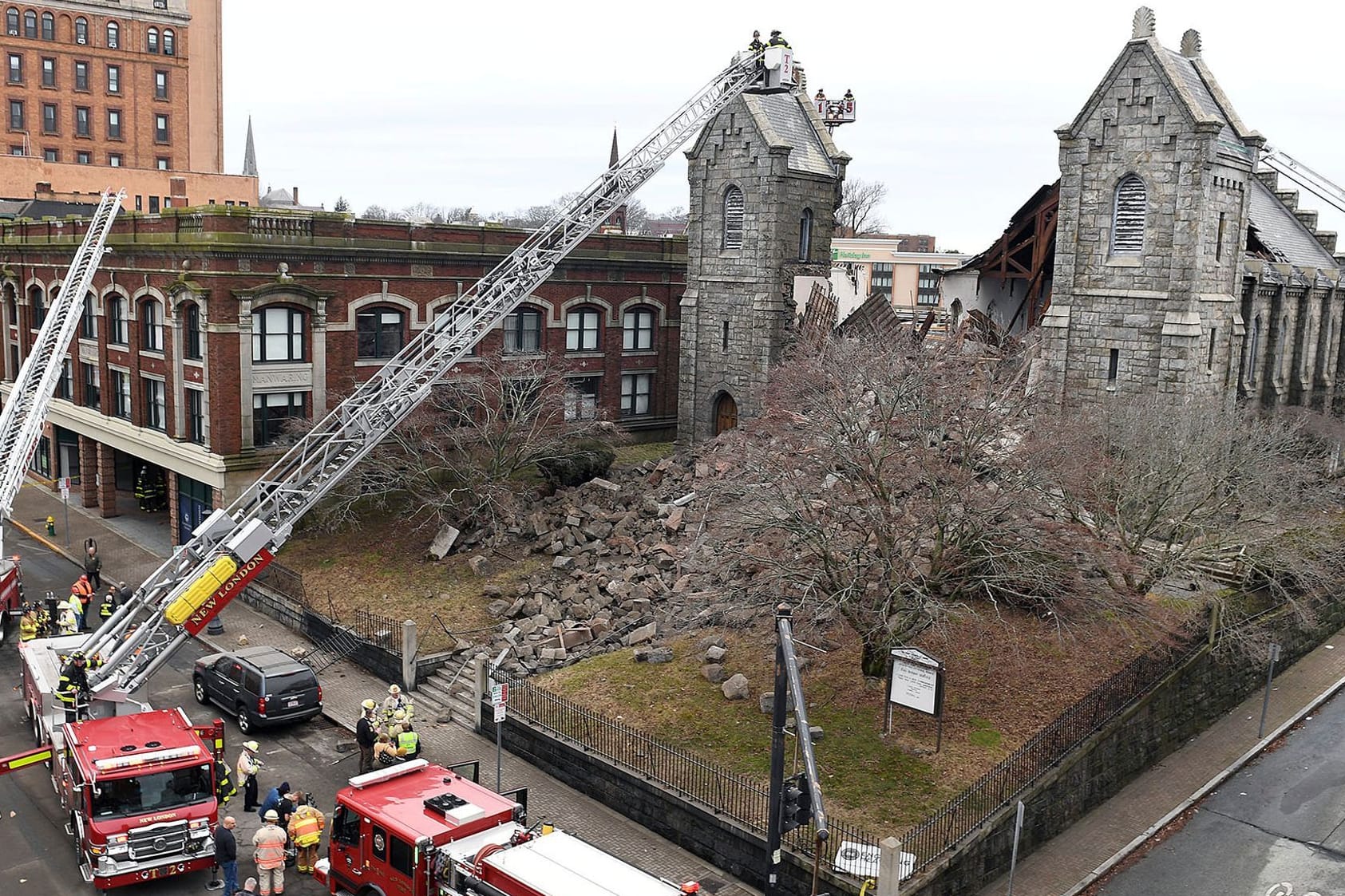 Einsatzkräfte an einer eingestürzten Kirche in New London, Connecticut: Offenbar hat es keine Verletzten oder Tote gegeben.