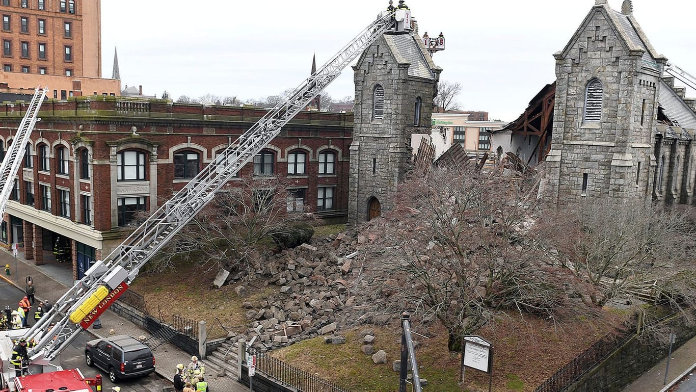 Einsatzkräfte an einer eingestürzten Kirche in New London, Connecticut: Offenbar hat es keine Verletzten oder Tote gegeben.