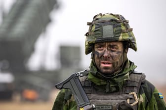 Schwedischer Soldat bei Übung : "Anders funktioniert das System nicht."