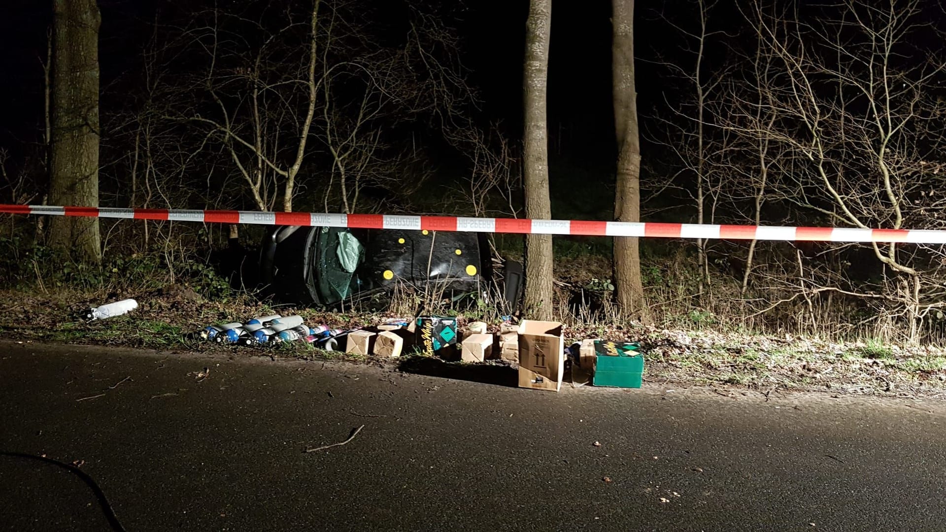 Der Pkw liegt auf der Seite. Das Gefahrgut verteilte sich zum Teil auf der Straße.