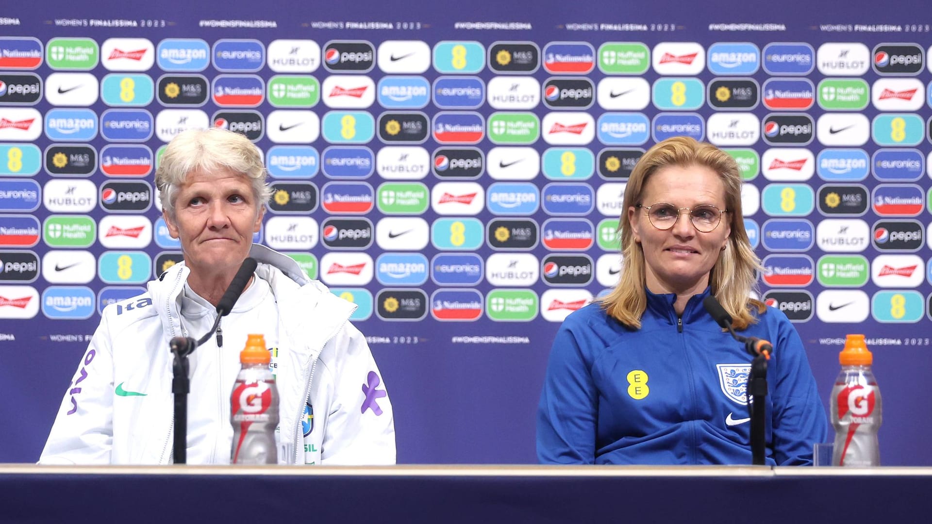 Pia Sundhage (l.) und Sarina Wiegman bei einer Pressekonferenz vergangenes Jahr.