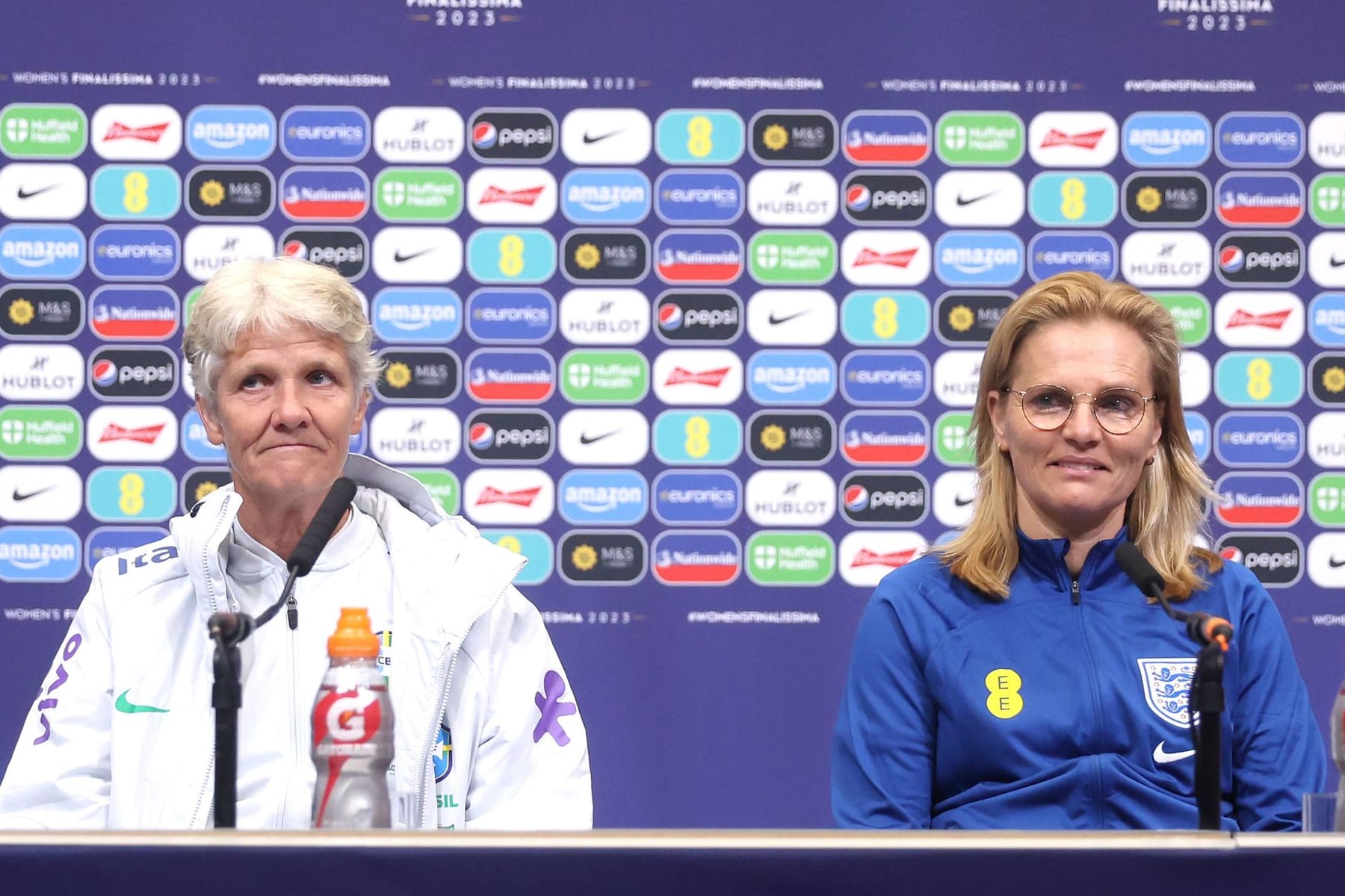 Pia Sundhage (l.) und Sarina Wiegman bei einer Pressekonferenz vergangenes Jahr.