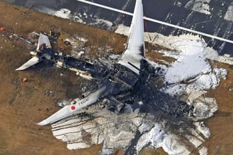 Das ausgebrannte Flugzeug der Japan Airlines: Japan leitet nach schwerem Unfall Ermittlungen ein.
