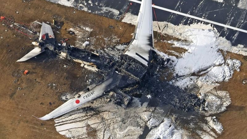 Das ausgebrannte Flugzeug der Japan Airlines: Japan leitet nach schwerem Unfall Ermittlungen ein.