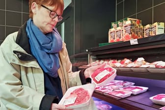Abwägen beim Fleischkauf: Die Herkunft spielt für einige Verbraucher eine Kaufentscheidung.