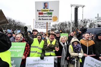 Großkundgebung der Bauernproteste in Berlin: Die Polizei hat unter anderem Strafanzeigen wegen gefährlicher Körperverletzung und Sachbeschädigung aufgenommen.