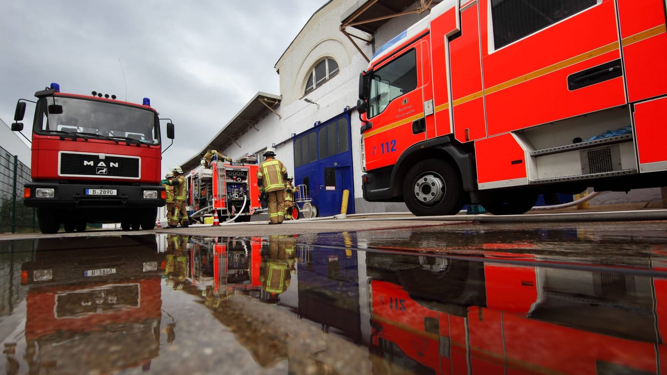 Feuerwehr bei einem Einsatz (Symbolfoto): In Leverkusen-Schlebusch war am Abend viel zu tun.