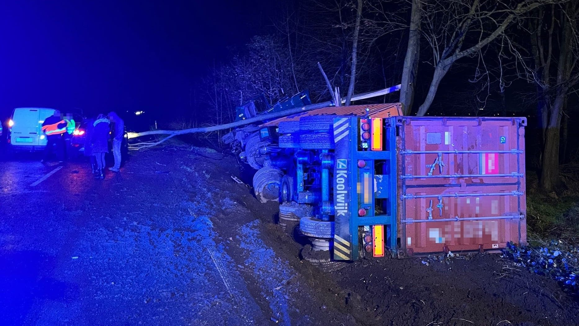 Ein Lkw ist am Dienstag von der Fahrbahn der B288 abgekommen und in einen Straßengraben gekippt. Die B288 war auch am Mittwoch noch nicht voll befahrbar. Ein Lkw ist am Dienstag von der Fahrbahn der B288 abgekommen und in einen Straßengraben gekippt. Die B288 war auch am Mittwoch noch nicht voll befahrbar.